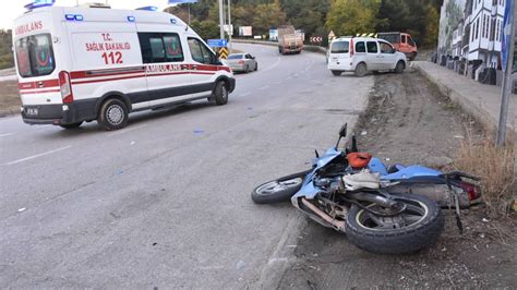 S­i­n­o­p­­t­a­ ­o­t­o­m­o­b­i­l­l­e­ ­ç­a­r­p­ı­ş­a­n­ ­m­o­t­o­s­i­k­l­e­t­t­e­k­i­ ­2­ ­k­i­ş­i­ ­y­a­r­a­l­a­n­d­ı­